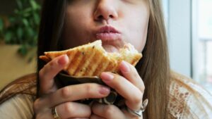 Μη μασάς… έτσι! Οι επιπτώσεις του λανθασμένου τρόπου μάσησης