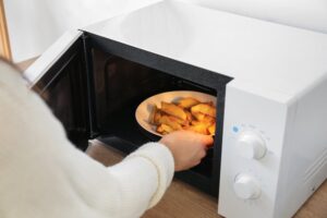 5 φαγητά που ψήνονται στο φούρνο μικροκυμάτων, εξοικονομώντας χρόνο και θερμίδες!