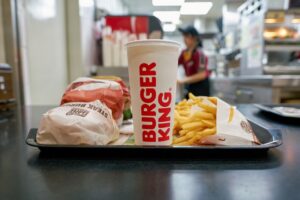 Burger King: Μήνυση από 314 διευθυντικά στελέχη για εξαναγκασμό σε απλήρωτη  εργασία!