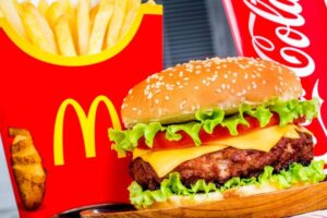 McDonald’s: Αποτυχία για το φυτικό μπιφτέκι McPlant – Φεύγει άρον άρον από το μενού – Δεν κέρδισε ποτέ τους καταναλωτές