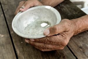 FAO: Σχεδόν το 1/3 του παγκόσμιου πληθυσμού δεν μπορεί να υποστηρίξει οικονομικά μια υγιεινή διατροφή