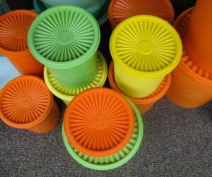 TUPPERWARE: Κλείνει το εργοστάσιο στη Θήβα – Στο δρόμο 150 εργαζόμενοι