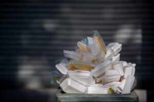 Τρώμε χημικά; Νέα μελέτη αποδεικνύει την μετανάστευση PFAS από τη συσκευασία στο τρόφιμο