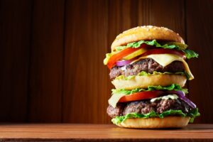 McDonald’s: Στα Ευρωπαϊκά δικαστήρια για χρόνια για τα… “μάτια” του BigMac – Τι αποφάσισε το EUIPO της ΕΕ