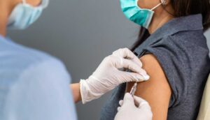 ΕΟΦ: Αναφορές για 63 θανάτους από το εμβόλιο Covid-19 στην Ελλάδα