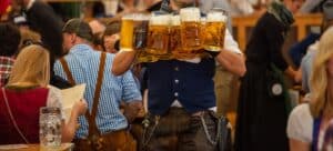 Απομακρύνθηκε η υπεύθυνη marketing της Bud Light μετά τον “χαμό” από τη συνεργασία  με τον trans influenser