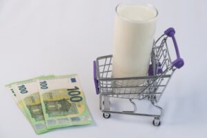 Γάλα: Μεγάλα σουπερμάρκετ μειώνουν τις τιμές αλλά… όχι στην Ελλάδα