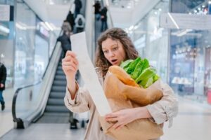 Απληστία καταλογίζει το 80% των καταναλωτών στις εταιρείες για τις αυξήσεις στις τιμές