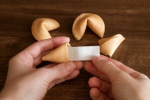 Η αλήθεια πίσω από τα Fortune cookies – Γιατί κινδυνεύουν οι “συγγραφείς” των μηνυμάτων