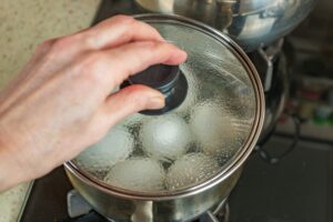 Πρέπει να σκεπάζουμε την κατσαρόλα όταν βράζουμε αυγά;