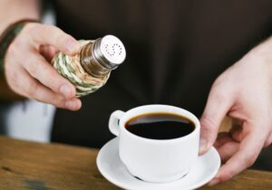Αλάτι στον καφέ: Η επιστημονική εξήγηση για την τελευταία παγκόσμια τάση