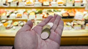 Οι καταναλωτές που ανησυχούν για τις τιμές των τροφίμων κάνουν λιγότερο ασφαλείς επιλογές