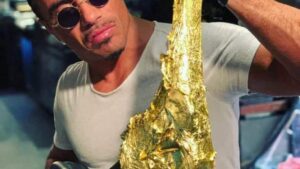 Salt Bae: Επτά αγωγές εναντίον του – Κατηγορείται ότι πουλάει τα περισσεύματα κρασιού