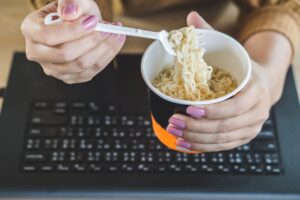 Τι τρώνε οι δημοσιογράφοι κατά την πυρετώδη εκλογική περίοδο;