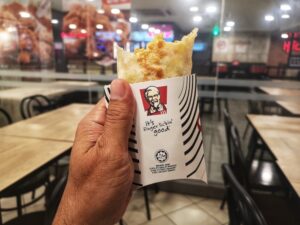 KFC: Αράχνη σε σάντουιτς κοτόπουλο