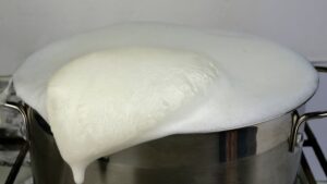 Tι είναι η πέτσα που σχηματίζεται στο γάλα όταν βράζει και γιατί πολλοί την σιχαίνονται; 