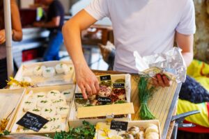 Γαλλία: Αυξήσεις φόρων στη βιομηχανία τροφίμων αν δεν μειώσουν τις τιμές