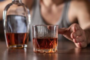 Η Ευρώπη κρατάει τα σκήπτρα στην κατανάλωση αλκοόλ παγκοσμίως – Πόσο πίνουν οι Έλληνες