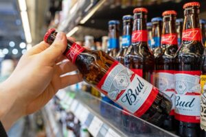 Σε “ελεύθερη πτώση” η μετοχή της Bud Light – Ποιες άλλες μάρκες της Anheuser-Busch επηρεάζονται από το μποϊκοτάζ