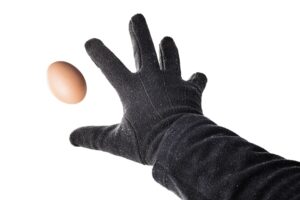 Απανωτές επιθέσεις egging στη Θεσσαλονίκη – Αναστάτωση και μηνύσεις
