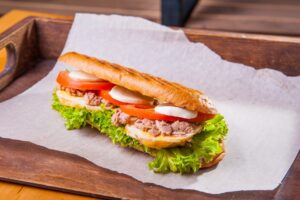 Αντίποινα ζητά η Subway από έγκυο που την μήνυσε, επειδή τα προϊόντα της δεν περιείχαν τόνο
