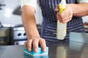 Έρευνα: Η Listeria παραμένει στις εγκαταστάσεις λόγω αναποτελεσματικής καθαριότητας – Πιο συχνή σε “ανέπαφες” επιφάνειες