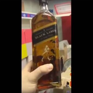 Κατασχέθηκαν χιλιάδες μπουκάλια πλαστού ουίσκι Johnnie Walker