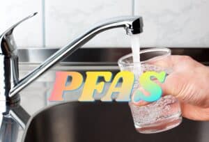 Η EPA προσθέτει μικροπλαστικά και PFAS στον κατάλογο ρύπων πόσιμου νερού