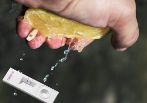 O χυμός λεμονιού και άλλα αναψυκτικά εμφανίζουν ψευδώς θετικά τεστ Covid