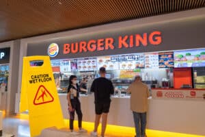 Burger King: 8 εκατ. δολάρια αποζημίωση σε πελάτη επειδή γλίστρησε σε βρεγμένο πάτωμα