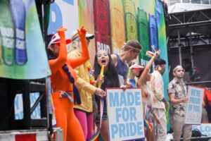Στο πλευρό των εκδηλώσεων Pride μεγάλες εταιρείες, όπως η Anheuser-Busch, παρά τις ρατσιστικές αντιδράσεις