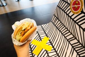 Καρέκλες απευθείας…κλεμμένες από τα McDonald’s αγόρασε μια γυναίκα στο Facebook Marketplace