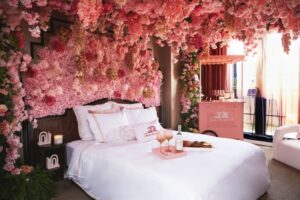 Ροζέ κρασί σε ροζέ σουίτα με (μόνο) 4.051 δολάρια η μία διανυκτέρευση!