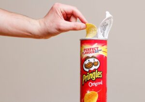 Νέος χάρτινος “σωλήνας” στα Pringles – Διάρκεια ζωή πάνω από χρόνο!