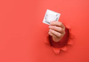 Εταιρεία αλκοόλ μαζί με τα ποτά δίνει και… προφυλακτικά!