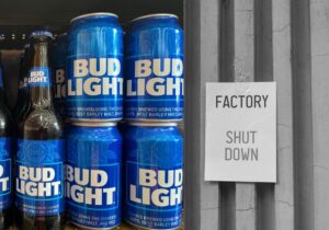 Φάκελος Bud Light: Δραματικές επιπτώσεις σε συνεργαζόμενες εταιρείες – Κλείνουν εργοστάσια εμφιάλωσης