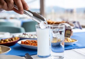Ούζο ή τσίπουρο; Ένα διαχρονικό δίλημμα