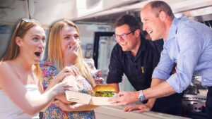  “Εεεεφτασεεεε…” Ο πρίγκιπας Ουίλιαμ πουλάει burger από καντίνα – video
