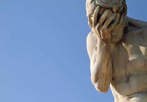 Σάλος made in Ρόδος: Πρόστιμο στο κατάστημα όπου ο σερβιτόρος παραδίδει παραγγελίες σχεδόν… κολυμπώντας!