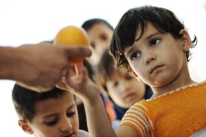Διανομή φρούτων στις ευάλωτες κοινωνικές ομάδες στη Β. Αττική