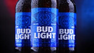 Στα… αζήτητα η μπύρα Βud Light μετά τη συνεργασία με την τρανσέξουαλ