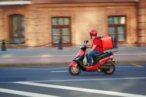 Χωρίς delivery σήμερα 12:00-17:00 λόγω καύσωνα – Τσουχτερά πρόστιμα στους παραβάτες