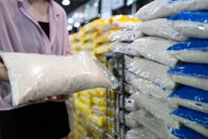 ΗΠΑ- Καναδάς: Πανικός στα σουπερμάρκετ – Άδειασαν τα ράφια από ρύζι