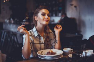 Δείπνο για κορίτσια: Tι κρύβει η νέα τάση του Tik Tok