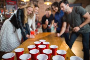 Beer Pong: Πώς να παίξετε το… αλκοολούχο ping pong (video)