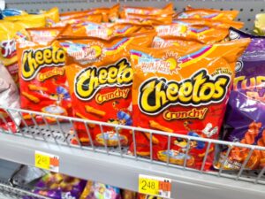 Ιρλανδία: Δέσμευση φορτίου Cheetos Crunchy λόγω προσθήκης χρώματος