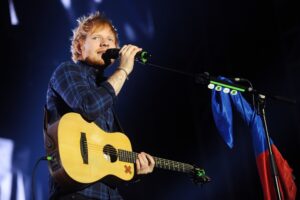 Ο Ed Sheeran σέρβιρε χοτ ντογκ στο The Wieners Circle και άφησε άφωνους τους πελάτες