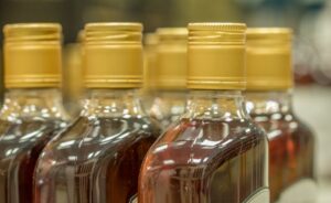 Απάτη τροφίμων: Κατασχέθηκαν 3.800 ποτά “μαϊμού” στην Κύπρο