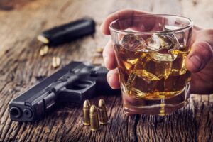 Επιστήμονες συσχετίζουν την υπερβολική κατανάλωση αλκοόλ με την οπλοφορία