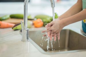 Οι Έλληνες στην κορυφή της κατάταξης για την καθαριότητα στο μαγείρεμα!